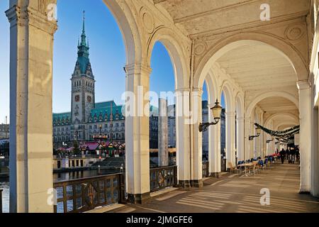 Alster arcades avec vue sur la tour de la mairie, Hambourg, Allemagne, Europe Banque D'Images