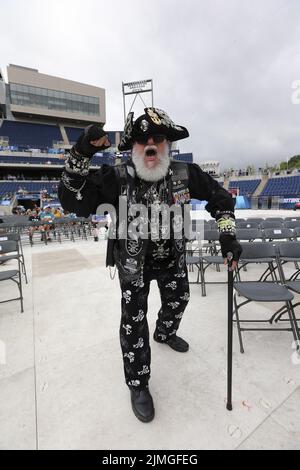 Canton, États-Unis. 06th août 2022. Un fan des Raiders de Las Vegas se réjouit lors de la cérémonie d'initiation du Pro football Hall of Fame 2022 à Canton, Ohio, le samedi, 6 août 2022. Photo par Aaron Josefczyk/UPI crédit: UPI/Alay Live News Banque D'Images