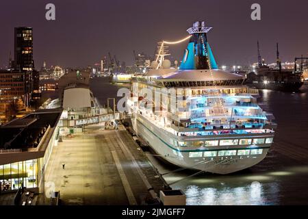 Hamburg Cruise Centre Altona avec le bateau de croisière Artania de nuit, Hambourg, Allemagne, Europe Banque D'Images