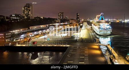 Hamburg Cruise Centre Altona avec le bateau de croisière Artania de nuit, Hambourg, Allemagne, Europe Banque D'Images