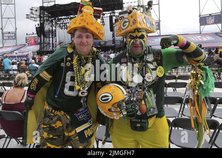 Canton, États-Unis. 06th août 2022. Les fans de Green Bay Packers applaudit lors de la cérémonie d'initiation du Pro football Hall of Fame 2022 à Canton, Ohio, le samedi, 6 août 2022. Photo par Aaron Josefczyk/UPI crédit: UPI/Alay Live News Banque D'Images