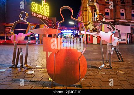 Beatles figures de métal sur la place Beatles la nuit, Reeperbahn, St. Pauli, Hambourg, Allemagne, Europe Banque D'Images