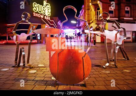 Beatles figures de métal sur la place Beatles la nuit, Reeperbahn, St. Pauli, Hambourg, Allemagne, Europe Banque D'Images