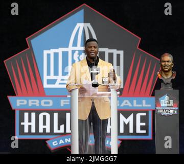 Canton, États-Unis. 06th août 2022. L'ancien emballeur de Green Bay, LeRoy Butler, parle lors de son initiation 2022 au Pro football Hall of Fame de Canton, Ohio, samedi, 6 août 2022. Photo par Aaron Josefczyk/UPI crédit: UPI/Alay Live News Banque D'Images