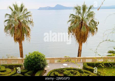 Une vue pittoresque du jardin méditerranéen sur Isola del Garda ou Isola di Garda ou Isola Borghese sur le lac de Garde en Italie (Lombardie) Banque D'Images