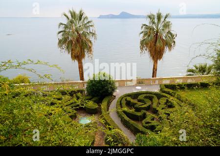 Une vue pittoresque du jardin méditerranéen sur Isola del Garda ou Isola di Garda ou Isola Borghese sur le lac de Garde en Italie (Lombardie) Banque D'Images