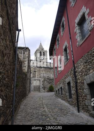 L'église et les rues de Llivia, enclave espagnole dans le sud de la France, surmontée par le département des Pyrénées Orientales Banque D'Images