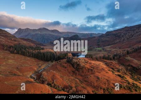 Image de paysage épique de drone aérienne du lever du soleil depuis Blea Tarn dans Lake District lors d'une superbe exposition d'automne Banque D'Images