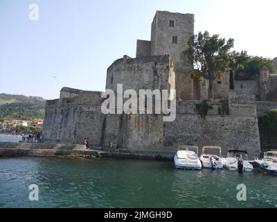 Le château de Collioure, vu de la mer, et qui domine le port de cette ville catalane Banque D'Images