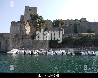 Le château de Collioure, vu de la mer, et qui domine le port de cette ville catalane Banque D'Images