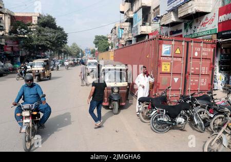 Des conteneurs sont placés par la police du Sindh, car les dispositions de sécurité sont à l'épreuve de la police pour des raisons de sécurité à l'occasion de la procession de deuil de Muharram-ul-Haram, dans le quartier de Saddar à Karachi samedi, 06 août 2022. Banque D'Images