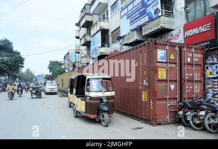 Des conteneurs sont placés par la police du Sindh, car les dispositions de sécurité sont à l'épreuve de la police pour des raisons de sécurité à l'occasion de la procession de deuil de Muharram-ul-Haram, dans le quartier de Saddar à Karachi samedi, 06 août 2022. Banque D'Images