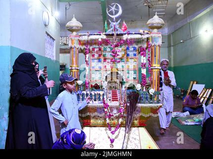 Les dévotés de Hazrat Imam Hussain (A.S) préparent Taziya à la procession d'Asoura (le dixième jour de Muharram-ul-Haram) pendant le mois Saint de Muharram- ul-Haram, sur le lieu de travail situé dans la région de Saddar à Karachi samedi, 06 août 2022. Banque D'Images