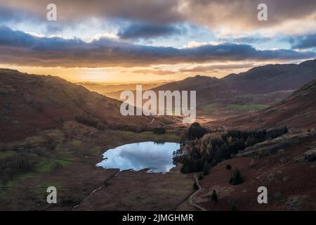 Image de paysage épique de drone aérienne du lever du soleil depuis Blea Tarn dans Lake District lors d'une superbe exposition d'automne Banque D'Images