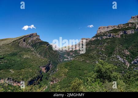 Canyon et gorge boisés dans une chaîne de montagnes, le Canyon Anisclo, Parc National d'Ordesa, Aragon Espagne, ciel bleu Banque D'Images