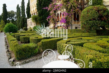 Une vue pittoresque du jardin méditerranéen sur Isola del Garda ou Isola di Garda ou Isola Borghese sur le lac de Garde en Italie (Lombardie) Banque D'Images