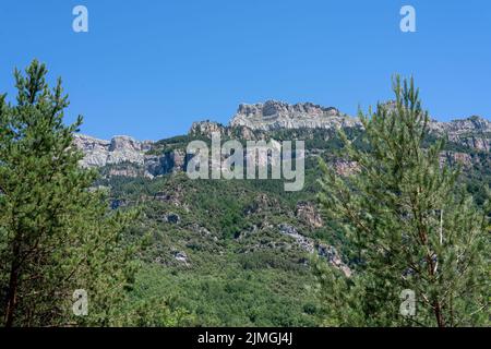 Canyon et gorge boisés dans une chaîne de montagnes, le Canyon Anisclo, Parc National d'Ordesa, Aragon Espagne, ciel bleu Banque D'Images