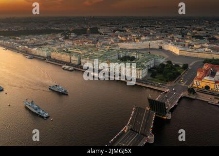 Paysage aérien avec des navires de guerre dans la rivière Neva avant les vacances de la marine russe tôt le matin, les navires de guerre passent sous un Banque D'Images