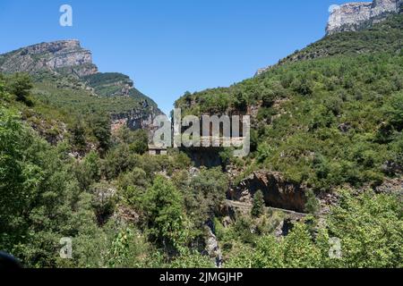 Canyon et gorge boisés dans une chaîne de montagnes, le Canyon Anisclo, Parc National d'Ordesa, Aragon Espagne, ciel bleu Banque D'Images