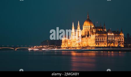 Photo nocturne du Parlement à Budapest, Hongrie Banque D'Images