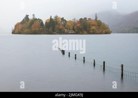 Belle image de paysage de longue exposition de Derwentwater regardant vers le pic de Catcloches en automne en début de matinée Banque D'Images