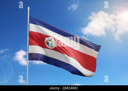 Drapeau du Costa Rica sur ciel bleu. 3d illustration. Banque D'Images