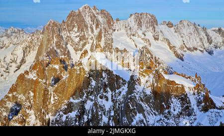 Paysage aérien de montagne Chamonix au coucher du soleil, terrasse d'observation à 3842 mètres, Mont blanc, point de vue Banque D'Images