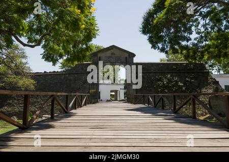 Puerta de la Ciudadela (porte de la citadelle) de Colonia del Sacramento en Uruguay, un lieu touristique important. Banque D'Images