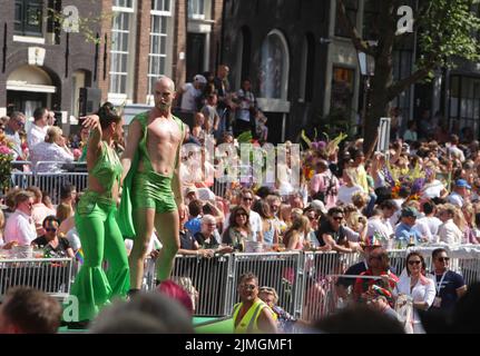 Amsterdam, pays-Bas. 06th août 2022. Fêtards aime sur le bateau célèbre la parade de la fierté du canal LGBTI sur le canal Prinsengracht avec le thème de cette année "mon genre, ma fierté" sur 6 août 2022 à Amsterdam, pays-Bas. Des milliers de personnes du monde entier assistent à la LGBTI Pride et à la Canal Parade, où 80 bateaux avec des fêtards en costumes de fantaisie défilent la capitale néerlandaise du canal Prinsengracht à la rivière Amstel. (Paulo Amorim /Sipa USA) Credit: SIPA USA/Alay Live News Banque D'Images