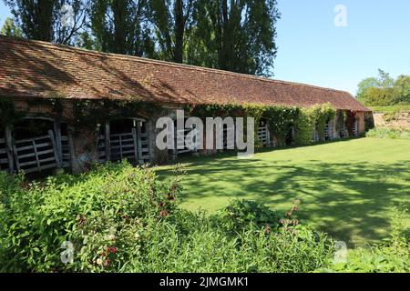 L'ancien bloc stable dans le domaine d'une maison de campagne anglaise Banque D'Images