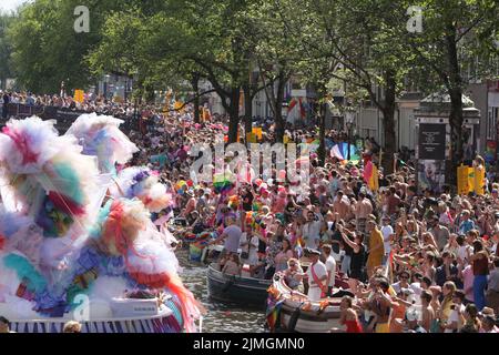 Amsterdam, pays-Bas. 06th août 2022. Fêtards aime sur le bateau célèbre la parade de la fierté du canal LGBTI sur le canal Prinsengracht avec le thème de cette année "mon genre, ma fierté" sur 6 août 2022 à Amsterdam, pays-Bas. Des milliers de personnes du monde entier assistent à la LGBTI Pride et à la Canal Parade, où 80 bateaux avec des fêtards en costumes de fantaisie défilent la capitale néerlandaise du canal Prinsengracht à la rivière Amstel. (Paulo Amorim /Sipa USA) Credit: SIPA USA/Alay Live News Banque D'Images