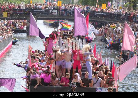Amsterdam, pays-Bas. 06th août 2022. Fêtards aime sur le bateau célèbre la parade de la fierté du canal LGBTI sur le canal Prinsengracht avec le thème de cette année "mon genre, ma fierté" sur 6 août 2022 à Amsterdam, pays-Bas. Des milliers de personnes du monde entier assistent à la LGBTI Pride et à la Canal Parade, où 80 bateaux avec des fêtards en costumes de fantaisie défilent la capitale néerlandaise du canal Prinsengracht à la rivière Amstel. (Paulo Amorim /Sipa USA) Credit: SIPA USA/Alay Live News Banque D'Images