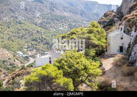 Agios Athanasios, Chora Kythira Iles Ioniennes Grèce. Vieille église orthodoxe perchée dans les rochers à la nature de fond de montagne. Vue ci-dessus Banque D'Images