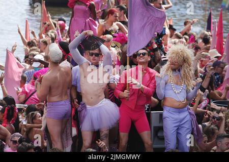 Amsterdam, pays-Bas. 06th août 2022. Fêtards aime sur le bateau célèbre la parade de la fierté du canal LGBTI sur le canal Prinsengracht avec le thème de cette année "mon genre, ma fierté" sur 6 août 2022 à Amsterdam, pays-Bas. Des milliers de personnes du monde entier assistent à la LGBTI Pride et à la Canal Parade, où 80 bateaux avec des fêtards en costumes de fantaisie défilent la capitale néerlandaise du canal Prinsengracht à la rivière Amstel. (Paulo Amorim /Sipa USA) Credit: SIPA USA/Alay Live News Banque D'Images