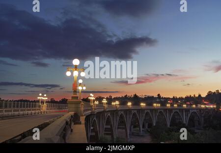 Le pont de la rue Colorado à Pasadena, présenté au crépuscule dans le comté de Los Angeles, Californie, structure classique de point de repère. Banque D'Images