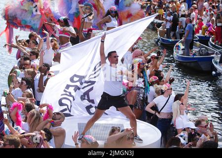 Amsterdam, pays-Bas. 06th août 2022. Fêtards aime sur le bateau célèbre la parade de la fierté du canal LGBTI sur le canal Prinsengracht avec le thème de cette année "mon genre, ma fierté" sur 6 août 2022 à Amsterdam, pays-Bas. Des milliers de personnes du monde entier assistent à la LGBTI Pride et à la Canal Parade, où 80 bateaux avec des fêtards en costumes de fantaisie défilent la capitale néerlandaise du canal Prinsengracht à la rivière Amstel. (Paulo Amorim /Sipa USA) Credit: SIPA USA/Alay Live News Banque D'Images