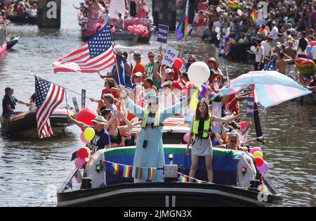 Amsterdam, pays-Bas. 06th août 2022. Fêtards aime sur le bateau célèbre la parade de la fierté du canal LGBTI sur le canal Prinsengracht avec le thème de cette année "mon genre, ma fierté" sur 6 août 2022 à Amsterdam, pays-Bas. Des milliers de personnes du monde entier assistent à la LGBTI Pride et à la Canal Parade, où 80 bateaux avec des fêtards en costumes de fantaisie défilent la capitale néerlandaise du canal Prinsengracht à la rivière Amstel. (Paulo Amorim /Sipa USA) Credit: SIPA USA/Alay Live News Banque D'Images