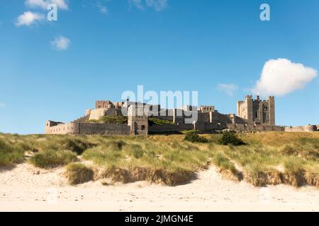 Façade est du château de Bamburgh vue de la plage, Northumberland, Angleterre, Royaume-Uni Banque D'Images