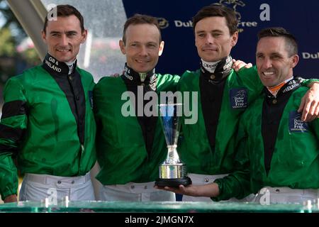 Ascot, Berkshire, Royaume-Uni. 6th août 2022. L'équipe gagnante de la Dubai Duty Free Shergar Cup aux courses d'Ascot étaient les jockeys de Grande-Bretagne et d'Irlande Jamie Spencer, Neil Callan, Kieran Shoemark et Daniel Tudhope portant des silks verts. Crédit : Maureen McLean/Alay Live News Banque D'Images