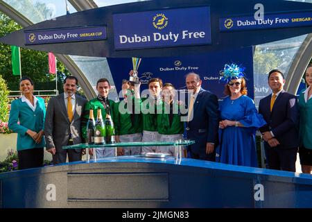 Ascot, Berkshire, Royaume-Uni. 6th août 2022. L'équipe gagnante de la Dubai Duty Free Shergar Cup aux courses d'Ascot étaient les jockeys de Grande-Bretagne et d'Irlande Jamie Spencer, Neil Callan, Kieran Shoemark et Daniel Tudhope portant des silks verts. Crédit : Maureen McLean/Alay Live News Banque D'Images