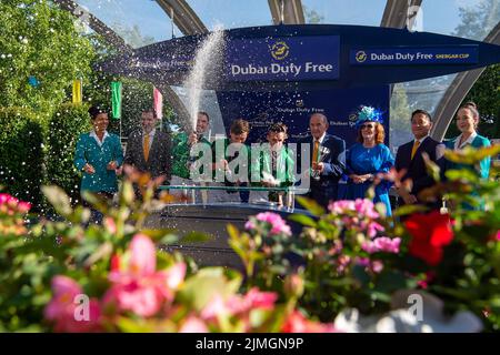 Ascot, Berkshire, Royaume-Uni. 6th août 2022. L'équipe gagnante de la Dubai Duty Free Shergar Cup aux courses d'Ascot étaient les jockeys de Grande-Bretagne et d'Irlande Jamie Spencer, Neil Callan, Kieran Shoemark et Daniel Tudhope portant des silks verts. Crédit : Maureen McLean/Alay Live News Banque D'Images