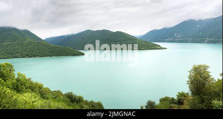 Réservoir Zhinvali dans les montagnes Banque D'Images