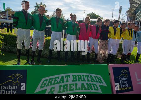 Ascot, Berkshire, Royaume-Uni. 6th août 2022. L'équipe gagnante de la Dubai Duty Free Shergar Cup aux courses d'Ascot étaient les jockeys de Grande-Bretagne et d'Irlande Jamie Spencer, Neil Callan, Kieran Shoemark et Daniel Tudhope portant des silks verts. Crédit : Maureen McLean/Alay Live News Banque D'Images