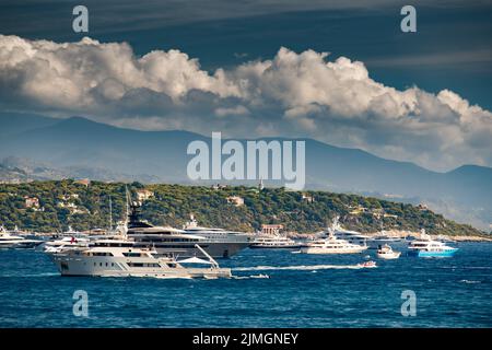 Beaucoup de yachts énormes sont dans le port près du port Hercules de Monaco à la journée ensoleillée, les megayachts sont amarrés en mer, est un spectacle de yacht, Mo Banque D'Images