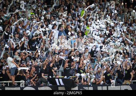 Les supporters de Charleroi photographiés lors d'un match de football entre Sporting Charleroi et KV Oostende, samedi 06 août 2022 à Charleroi, le 3 e jour de la première division du championnat belge de la « Jupiler Pro League » 2022-2023. BELGA PHOTO VIRGINIE LEFOUR Banque D'Images