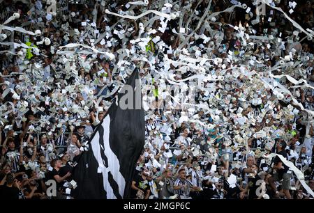 Les supporters de Charleroi photographiés lors d'un match de football entre Sporting Charleroi et KV Oostende, samedi 06 août 2022 à Charleroi, le 3 e jour de la première division du championnat belge de la « Jupiler Pro League » 2022-2023. BELGA PHOTO VIRGINIE LEFOUR Banque D'Images