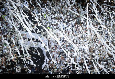 Les supporters de Charleroi photographiés lors d'un match de football entre Sporting Charleroi et KV Oostende, samedi 06 août 2022 à Charleroi, le 3 e jour de la première division du championnat belge de la « Jupiler Pro League » 2022-2023. BELGA PHOTO VIRGINIE LEFOUR Banque D'Images