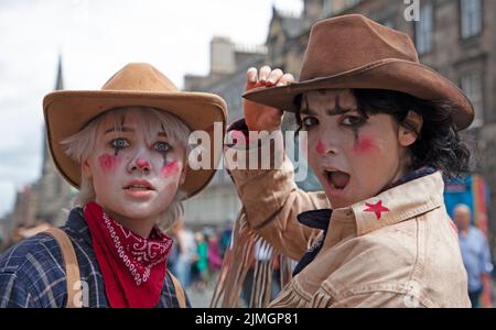 Edinburgh Festival Fringe, Royal Mile, Édimbourg, Écosse, Royaume-Uni. 6th août 2022. Météo terne et nuageux pour la plupart des 2nd jours d'EdFringe sur un Royal Mile très animé pour les personnes à la recherche de spectacles et d'artistes de rue. Photo : les acteurs de et ensuite le Rodeo ont brûlé à la rue Space @ Niddry. Credit: Scottishcreative/alamy Live news. Banque D'Images