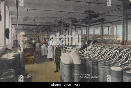 « L'industrie du coton : la salle des cartes » : carte postale du début du 20th siècle montrant des femmes et un garçon debout parmi les machines dans un moulin à coton du Lancashire Banque D'Images