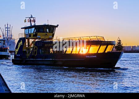 Le navire MS Ovelgoenne en service de paquebot dans le port de Hambourg à Sunrise, Hambourg, Allemagne Banque D'Images